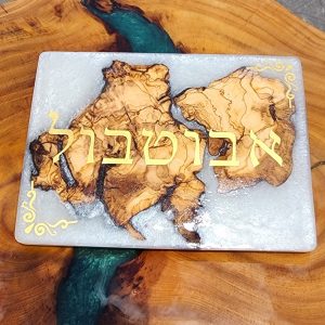 שלט כניסה לבית לבן בשילוב עץ זית