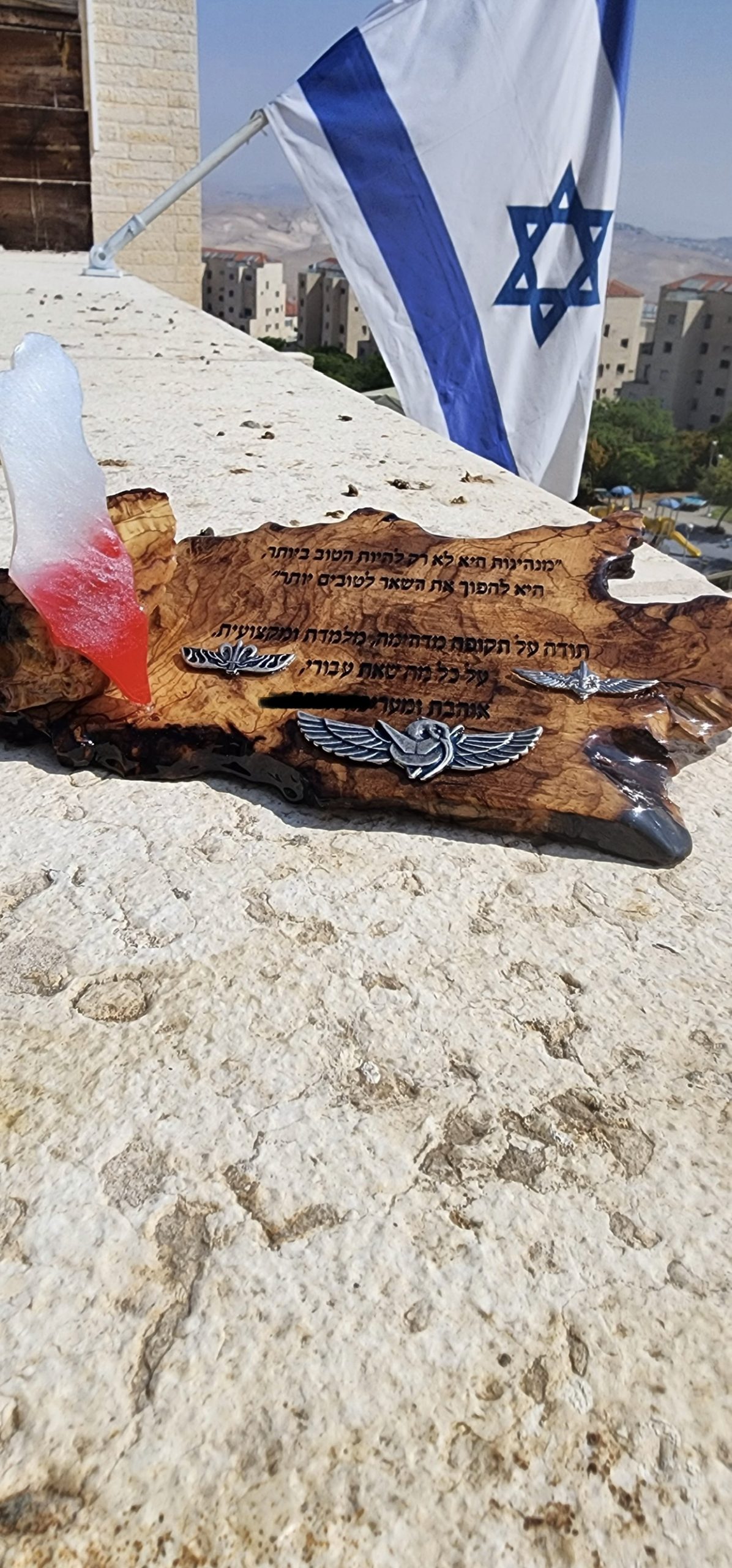מגן הוקרה לשולחן מעץ זית ואפוקסי חטיבת הקומדו