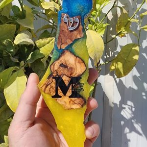 בית מזוזה א"י כחולצהוב בשילוב עץ זית  עם M ומגן דוד
