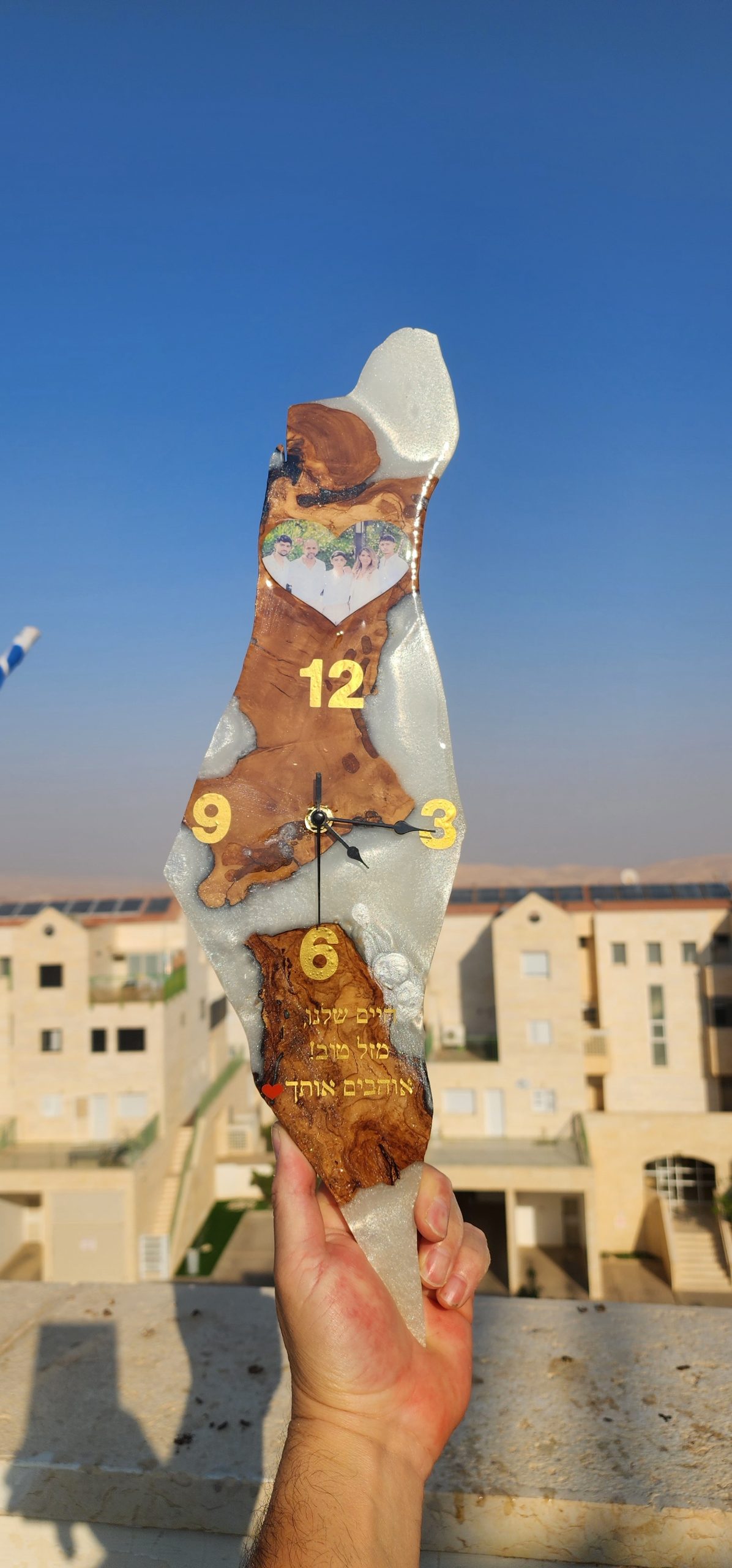 שעון א"י 50 ס"מ לבן בשילוב עץ זית תמונה והקדשה