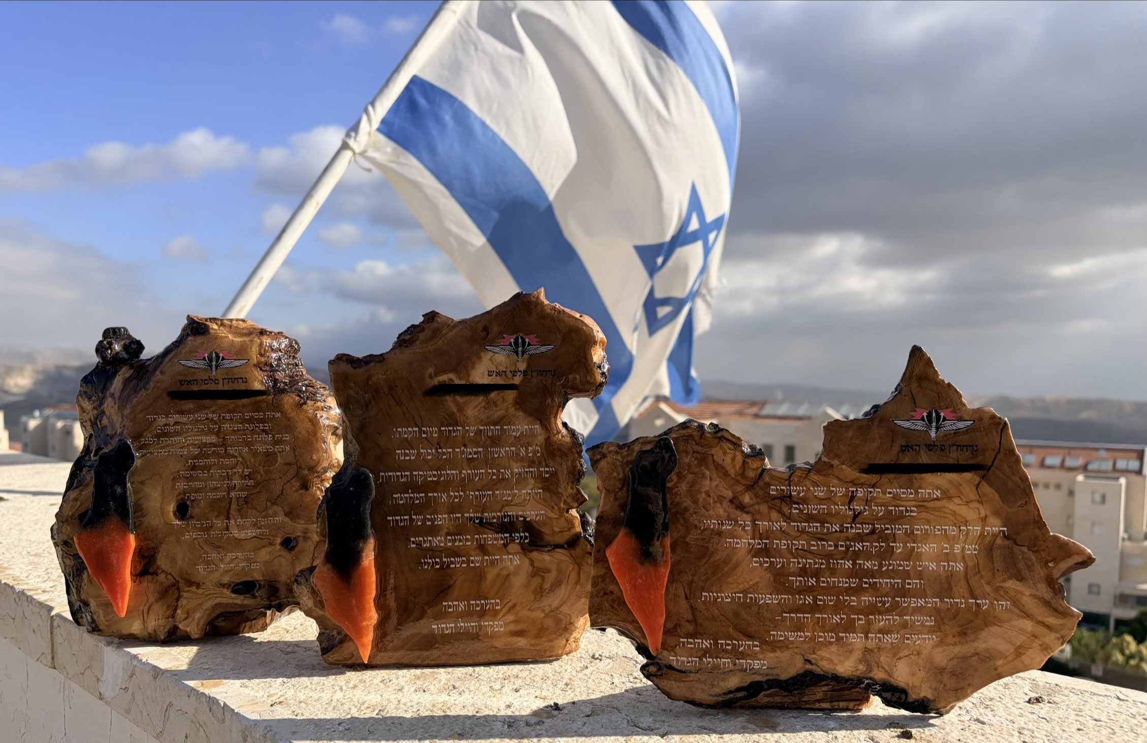 מגן הוקרה לשולחן מעץ זית ואפוקסי הנדסה