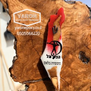 בית מזוזה א"י לבן אדום מאפוקסי בשילוב עץ זית הפועל בעיצוב אישי