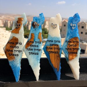 בית מזוזה מאפוקסי בשילוב עץ זית וכיתוב