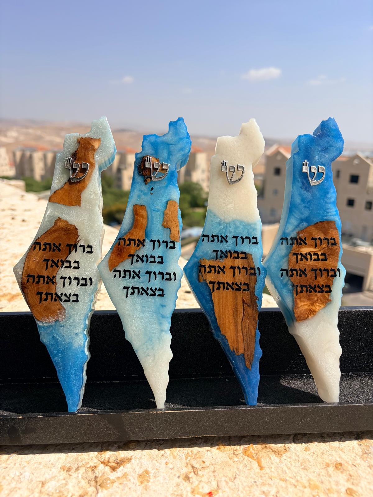 בית מזוזה מאפוקסי בשילוב עץ זית וכיתוב