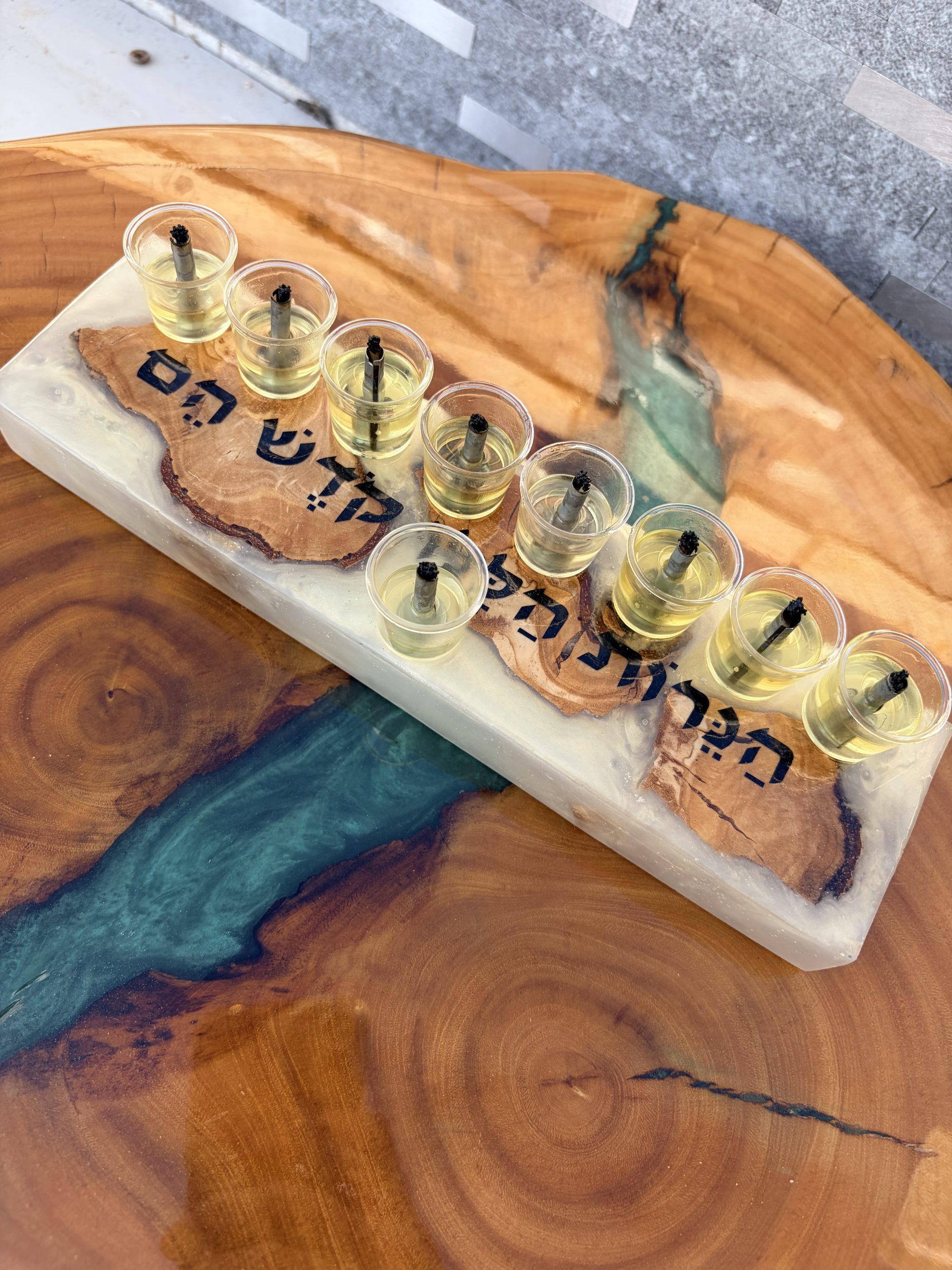 חנוכיה מאפוקסי עם עץ זית צבע לבן מוזהב