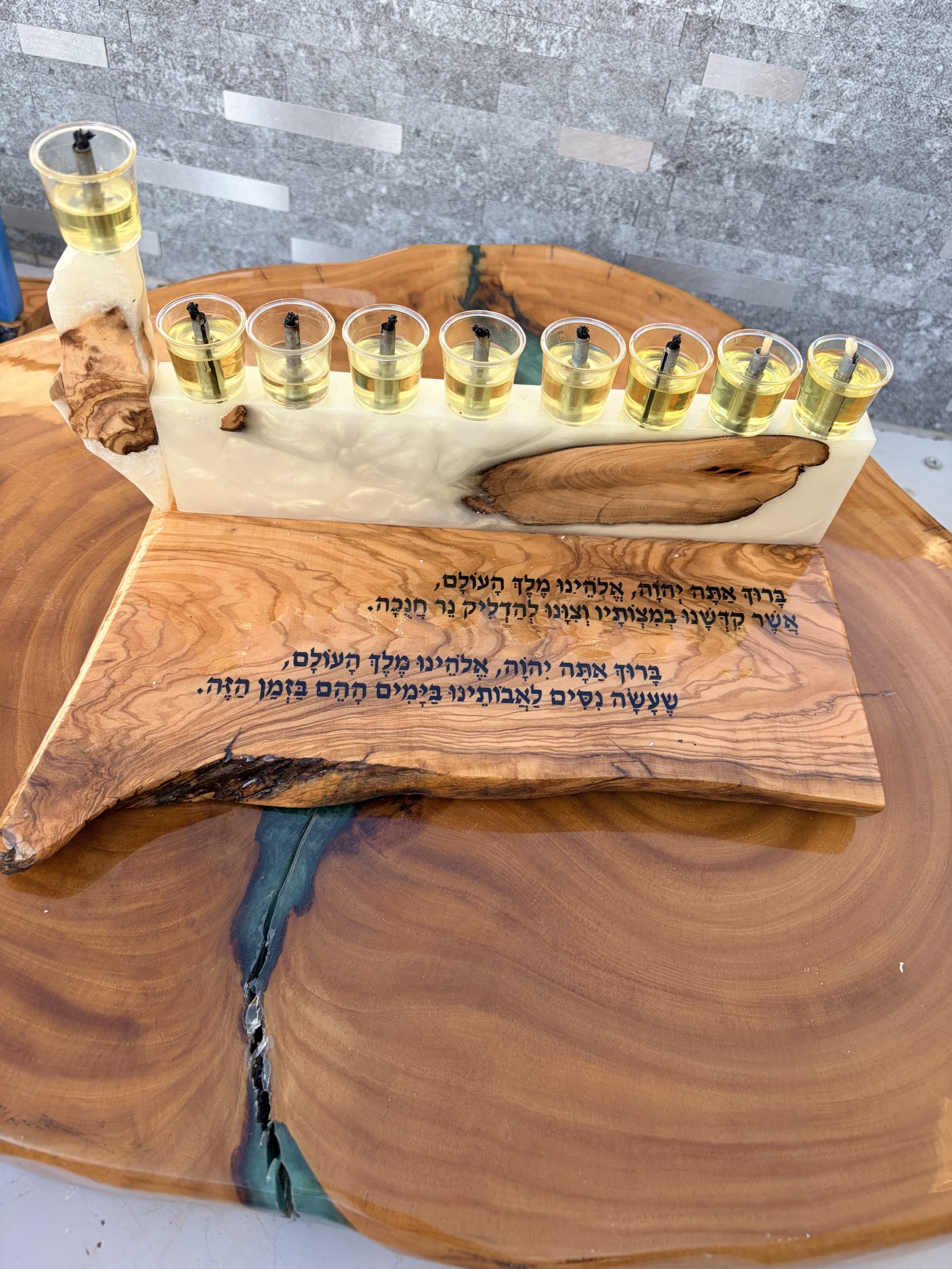 חנוכיית עץ זית ואפוקסי בעבודת יד