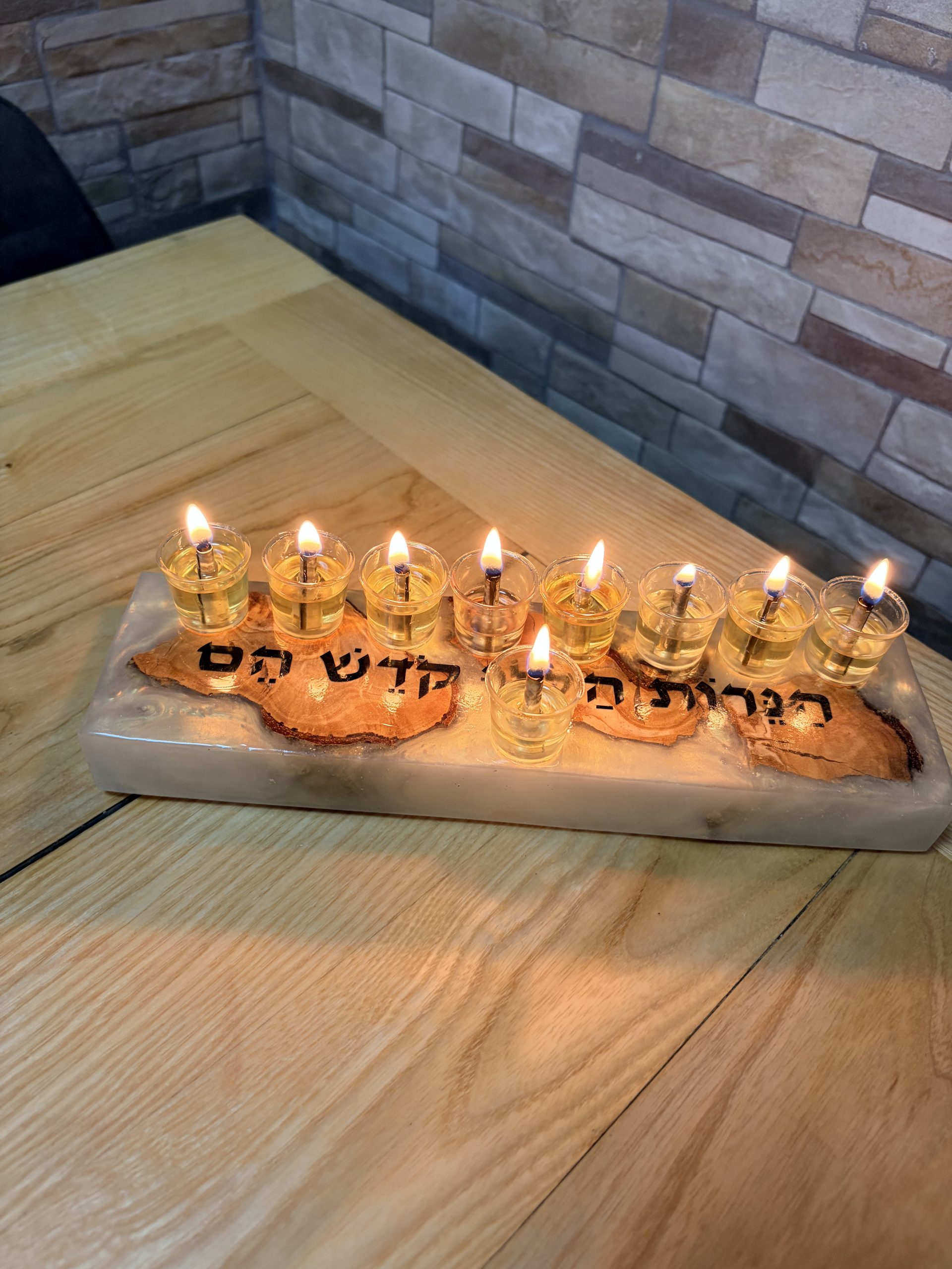 חנוכיית עץ זית ואפוקסי בעבודת יד – תמונה 2