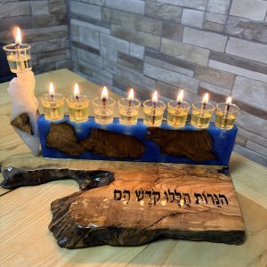 חנוכיית עץ זית ואפוקסי בעבודת יד