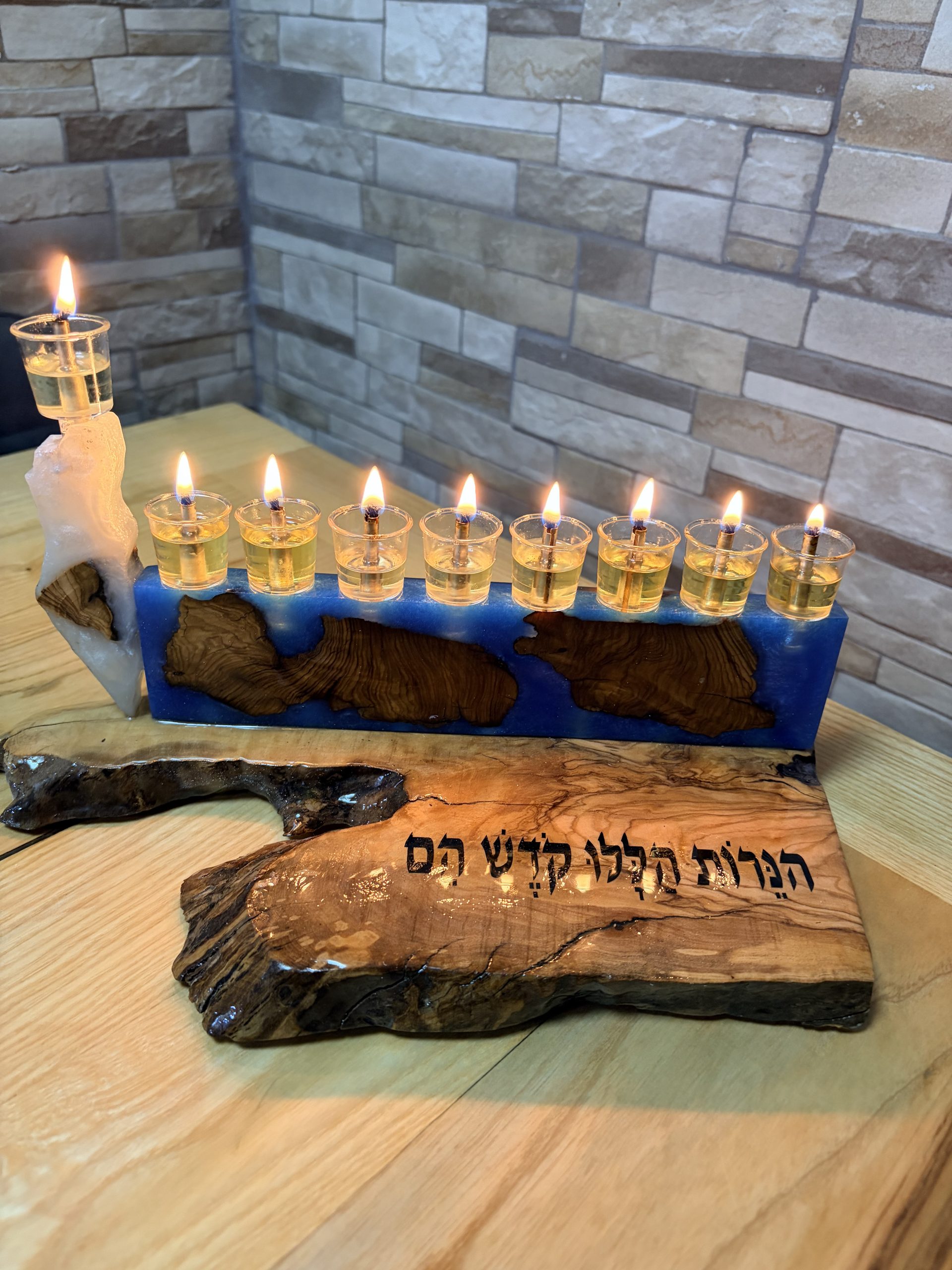 חנוכיית עץ זית ואפוקסי בעבודת יד